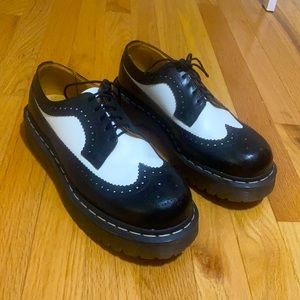 Super cool Wing tip doc martens! Men’s Size 7!